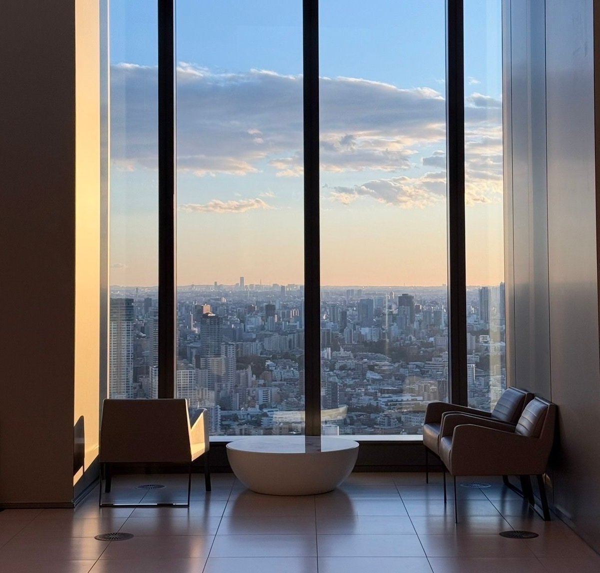 麻布台ヒルズを月1万円で職場にできる「ヒルズハウス」には裏技があり、PARK/WORK/CLUBラウンジを使えるのは平日は17時ーではありますが、34階のカフェはオープンしてる限りいつでも使える。更に会員ならテーブルチャージ500円も不要かつ、ドリンクは10％オフ、先払いのチケットを使えば200〜300円で滞