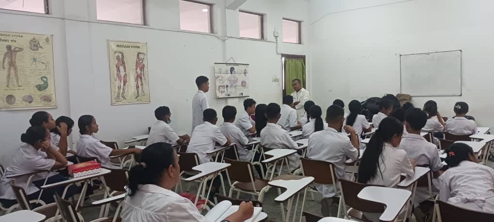 En la ESM de Timor Leste el Dr.Gregorio Belo imparte la asignatura de Morfofisiología I, PDE con calidad, garantizando una formación de excelencia. <a href="/japortalmiranda/">José Angel Portal Miranda</a> , <a href="/enelis_reyes/">Enelis Reyes</a>, <a href="/CubacooperaTl/">Cubacoopera Timor Leste</a>