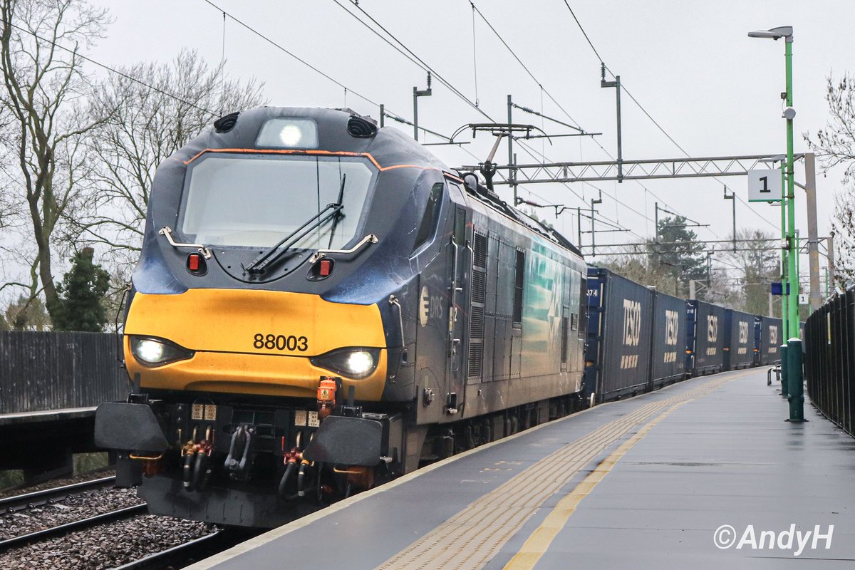 holtona72's tweet image. #ElectricMonday A train load of Tesco boxes heading to the docks. @DRSgovuk operated 4L48 Daventry #DRS Tesco to Tilbury2 Container Terminal is seen heading through Long Buckby last week with bi-mode locomotive 88003 'Genesis' in charge.
