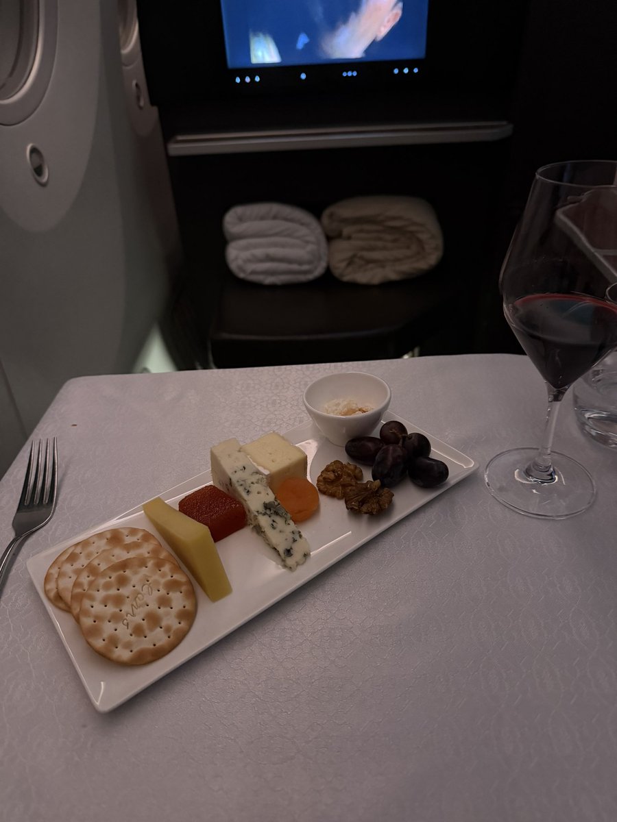 jamiebsmith's tweet image. Great flight on Oman Air’s 787-9 to BKK in the Apex suite which was very spacious and comfortable in a quiet J cabin. Great service onboard and the food variety and taste was excellent. Being a night flight I even managed sleep on the soft mattress pad #oneworld #OmanAir