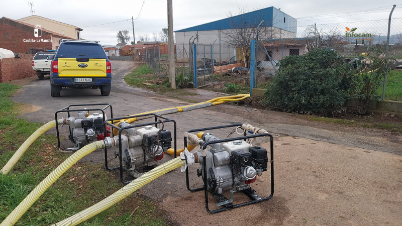 Plan_INFOCAM's tweet photo. Los #BBFF y #AAMM de #INFOCAM de @gobjccm siguen trabajando junto a @112clm en labores de drenaje de agua en #ElRobledo, #CiudadReal.

En la zona trabajan:
🚒 1 medio terrestre
👩‍🚒 3 efectivos entre #AAMM y #BBFF https://t.co/O4xC1nI549