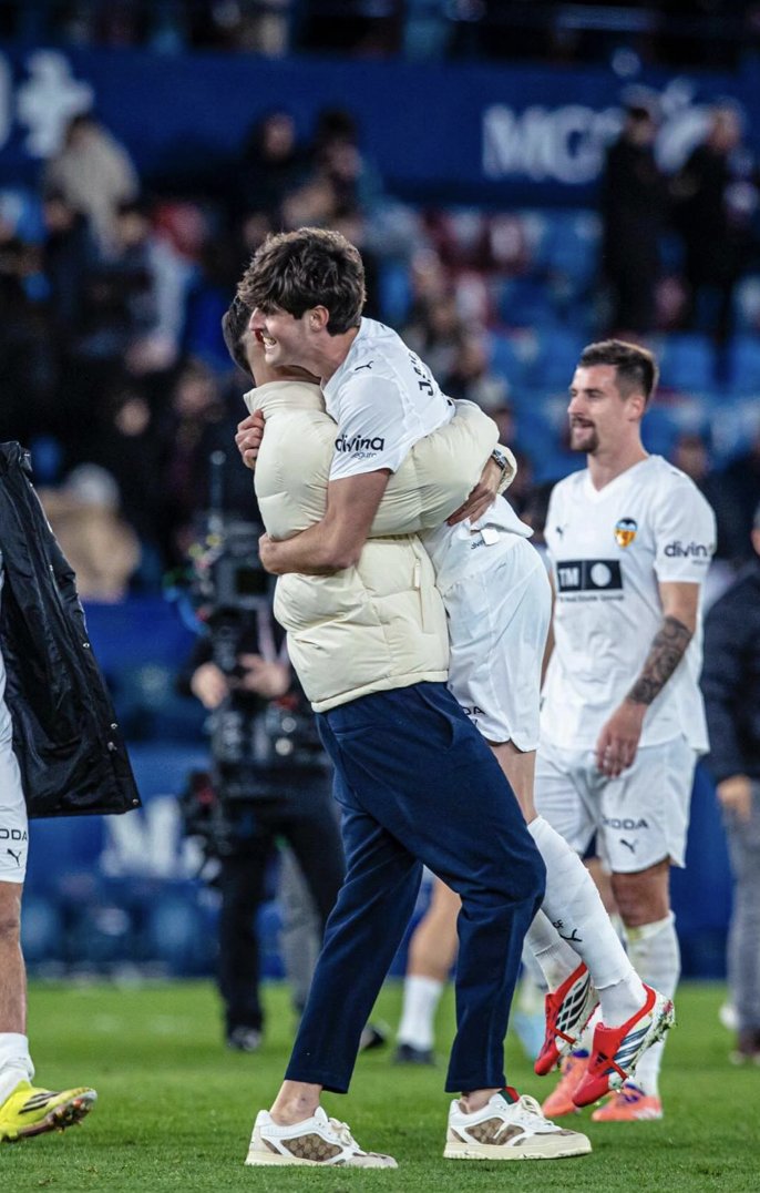 💫Javi Guerra volvió a sonreír 

· 1 asistencia 
· 1 gran ocasión generada
· 1/1 regates completados
· 4/5 duelos ganados
· 4 contribuciones defensivas
· 9/13 pases completados

Puede complementarse muy bien con Guido