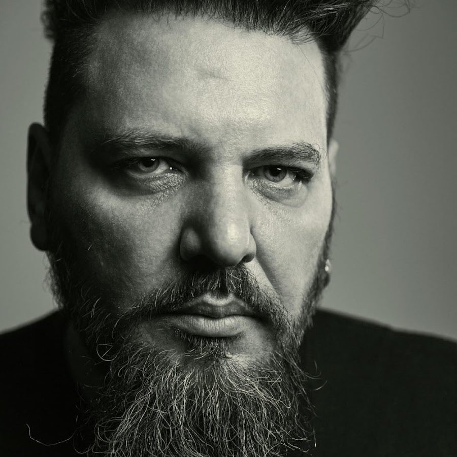 In un mondo pieno di esibizionisti che urlano per farsi notare, che postano tutto per like e vanità, oggi Federico Frusciante ci ha dato una lezione di vita potentissima, senza volerlo, solo essendo se stesso fino alla fine.
Essere una persona buona, onesta, appassionata,