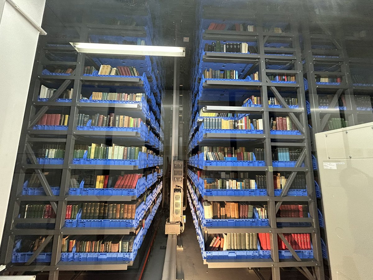 q_commons's tweet photo. 今週です！
今回は去年で開館20周年を迎えた理系図書館へおでかけ。自動書庫窓見にだけでもいいので（よくない）、ぜひ来てみてください！📚 https://t.co/X21z5bHXO8