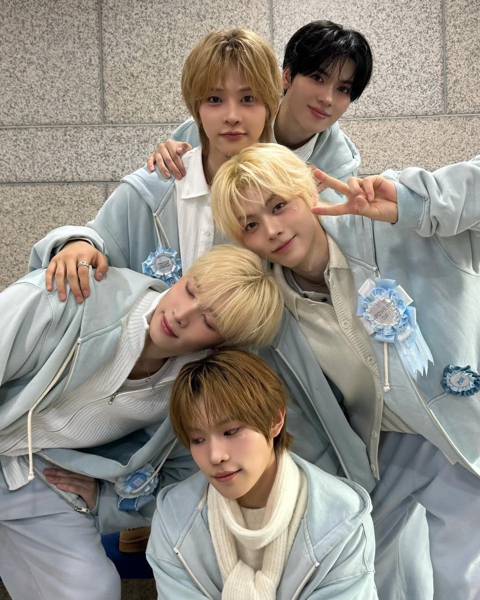 YungLaiiPN's tweet image. Just how fast the night changes? #POW 🩵

2023🥹                                2026😭