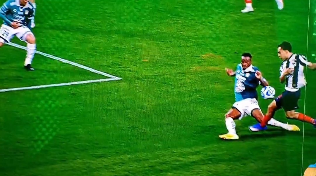 <a href="/GuzmanGasso/">Juan Guzmán Gasso</a> <a href="/AmericaFemenil/">Club América Femenil</a> <a href="/Rayadas/">Rayadas</a> Lleva la mano en una posición natural, igual que esta jugada.

Cito tus palabras: "ni modo que vaya con las manos atrás".