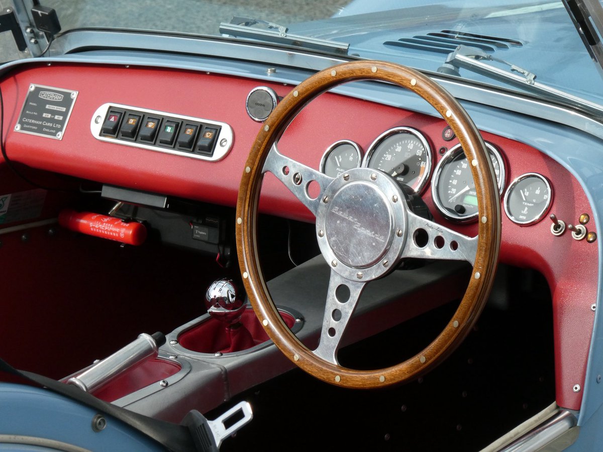 セブンのステアリング、直径どのくらいでどのくらいなのか見当つかない