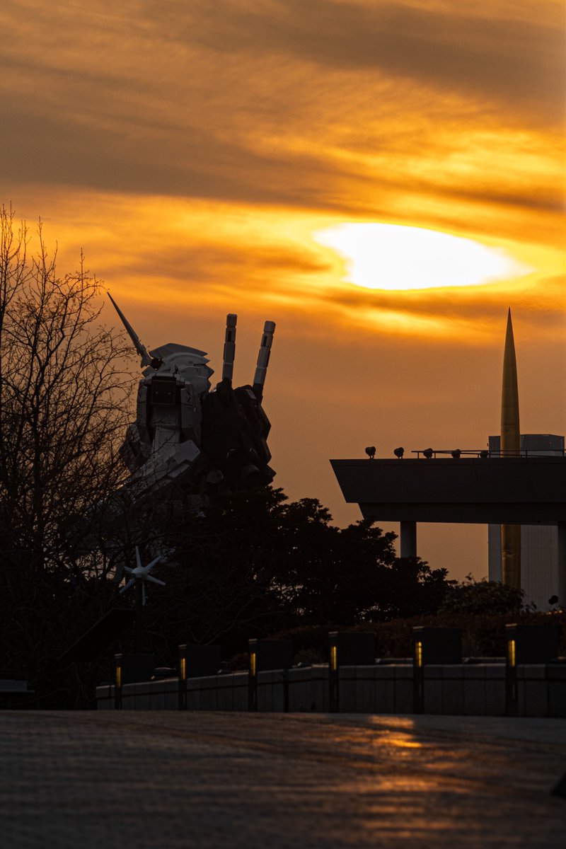 Life-size Unicorn Gundam 薄く張った雲が夕陽を拡散させ美しい