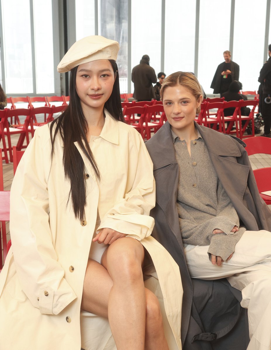 เสิร์ฟภาพ #มิ้ลค์พรรษา อวดลุคฟร้อนท์โรว์สวยพร้อมร่วมชมโชว์ Calvin Klein Collection Fall 2026 ที่มาพร้อมกับความหรูหราแบบ Hedonistic Elegance ความมินิมอลอันเป็นรากฐานของแบรนด์ ผ่านงานดีไซน์ที่เปี่ยมด้วยความแม่นยำในทุกรายละเอียด ที่งานนี้สาวมิ้ลค์ถ่ายรูปร่วมกันกับแขกคนดังในงานอย่าง