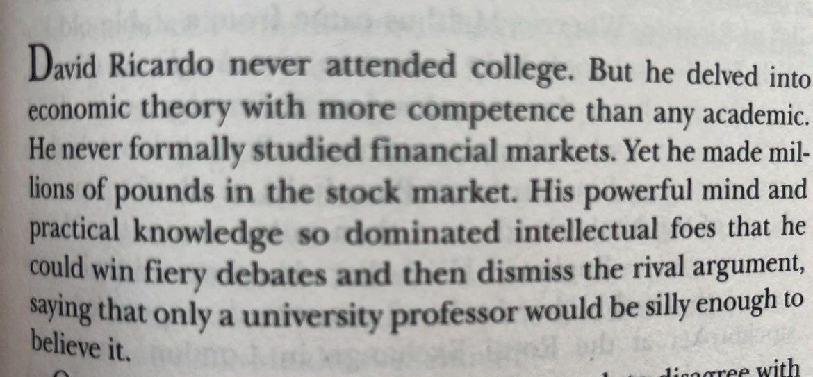 Sí. Pero Ricardo fue, a la vez, uno de los pioneros de la construcción de modelos abstractos y formales para aislar mecanismos causales. La mera descripción de la realidad sin teoría se convierte en inventario. La teoría la convierte en explicación. El saber práctico puede