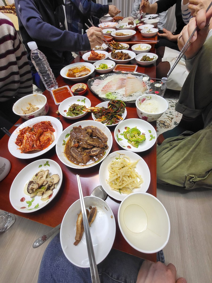 가족들과 좋은 시간 보내시길 바랍니다. ㅎㅎ
행복한 구정 되세요 :) 
ps. 친가 외가가 붙어있다보니 정신없네요 ㅎㅎ