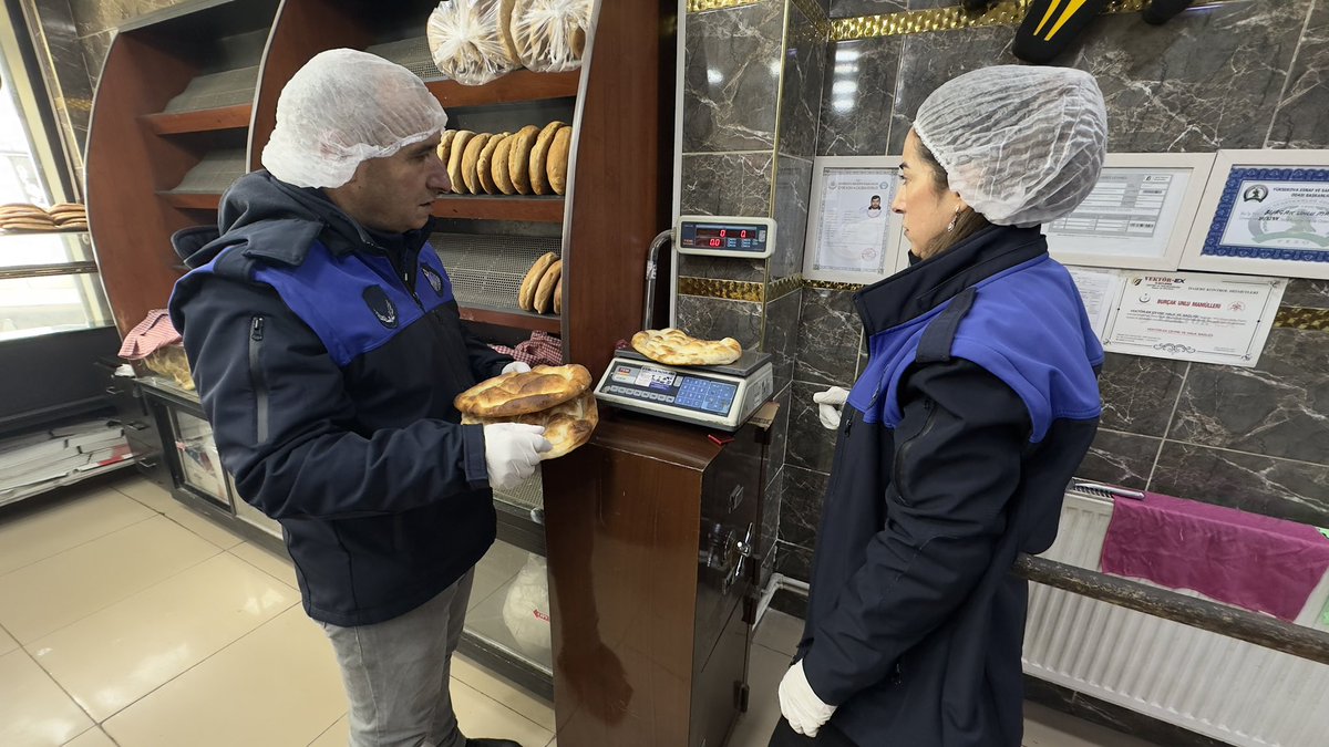 Belediyemiz Zabıta Müdürlüğü ekipleri ile  İlçe Tarım ve Orman Müdürlüğü ekipleri, Ramazan ayı öncesinde ilçe genelinde faaliyet gösteren fırın, kasap ve marketlerde kapsamlı denetim gerçekleştirdi.

Halk sağlığını korumak ve vatandaşların güvenli gıdaya ulaşmasını sağlamak