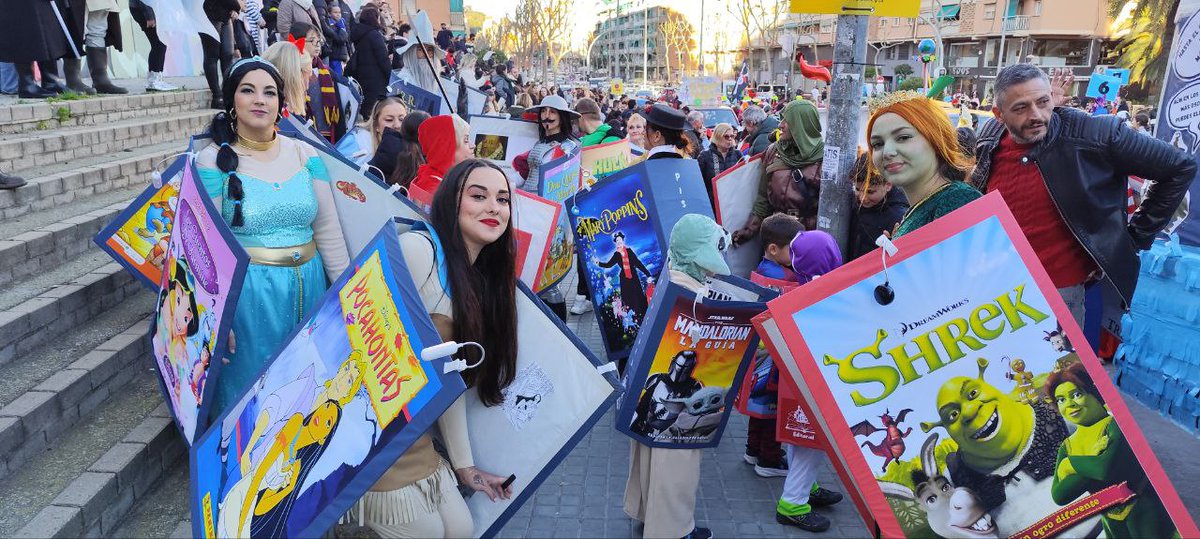 llefia's tweet photo. Èxit de participació i premiats 44a Rua de #Carnaval de #Badalona a #Llefià #RuaBDN amb milers de veïnes i veïns gaudint i participant en el transcurs de la rua amb més de 50 comparses i participants individuals/parella ➡️ https://t.co/cgxT8iNMMh 🥸🤠🤡🥳 https://t.co/h2S9Zj3ULl