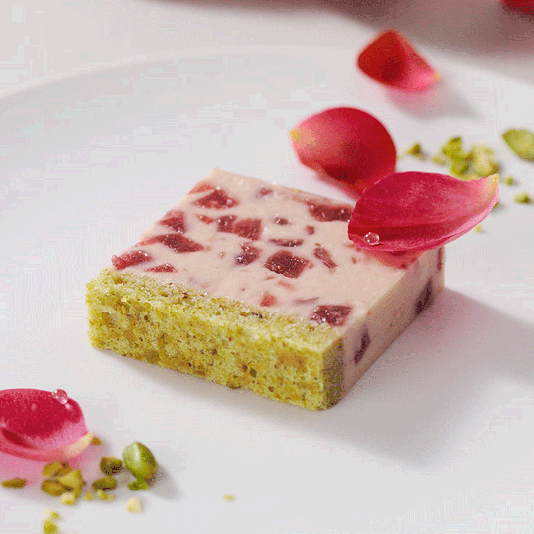 branchechocolat's tweet photo. ～『苺のカレ・オ・ショコラ』～ 
苺「古都華」をメイン食材に 🍓
バラ「ルージュロワイヤル」をアクセントに 🌹
 ベースとなるガナッシュは、ルビーチョコレートを使うことで自然由来の淡いルビー色に。 
ピスタチオを贅沢に使ったビスキュイの土台が、苺に寄り添います🍓 
🍫https://t.co/7i14pqfvnV https://t.co/i6hbYaLhIT