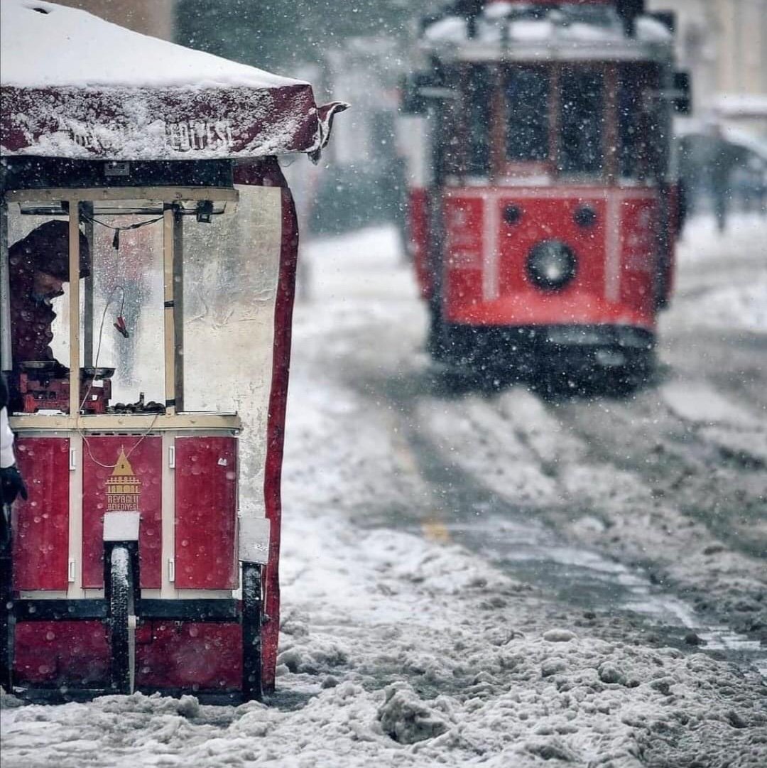 kirikkalemm1's tweet photo. Sonra ben seni seviyorum.
Aradan günler geceler aylar yıllar belki bir asır geçti ben seni seviyordum.
Depremler oldu yangınlar çıktı.
Ve kaç faili meçhul.
Kaç yaz kaç ayaz bilmem kaç kez selller sular bastı dünyayı. https://t.co/Nbt0kSg6DT