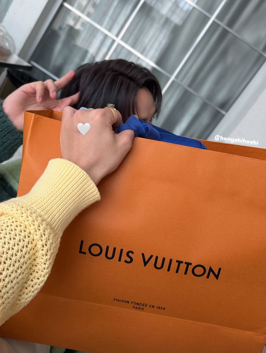 ชั้นรักคสพของสองคนนี้มาก เธอเปนพี่ ชั้นเปนน้อง อยากไปไหนเดี๋ยวไปด้วย อยากเล่นอะไรเดี๋ยวเล่นเป็นเพื่อน 

“ไม่ต้องรีบโตก็ได้” 
“ไม่เคยอยากนั่งรอหรืออยากเจอใครสักคนเท่าพี่มาก่อน” 
“ตัวแค่นี้เก่งมากอัยติ๋ม”
“พี่เก่งมาก”

พี่ฮงรักน้องมาก ๆๆๆๆ งานเดี่ยวน้องก็ไปหา วันเกิดก็ถือเค้กให้