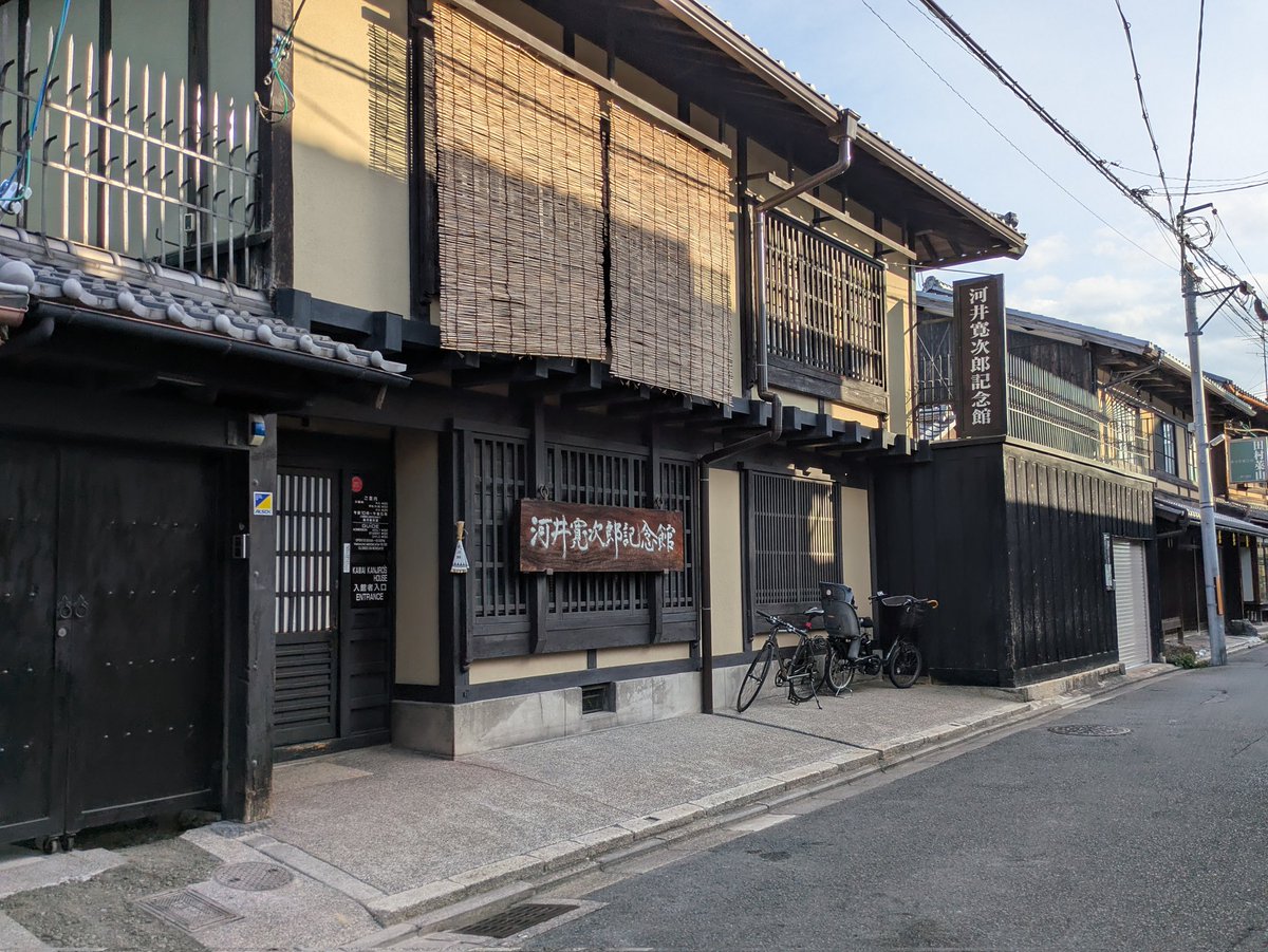 二月号もぶじに塔着していました。ありがとうございます。
若葉集に不凍の月詠が載っております。先頭で、目次にも名前を記してもらっており変な汗が出ました。精進します。

なだらかに延べられてある坂のうへ窯ある家のしづけく建てり
／不凍港