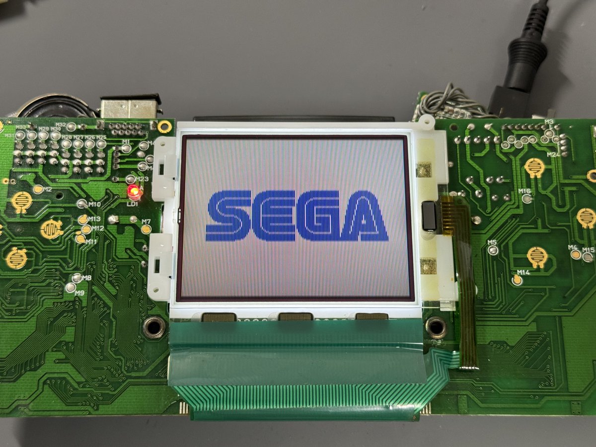 全コンデンサお漏らししてたからクリーニングが大変だったけど、リキャップしたら動作良好👍
外装類はまた今度。
