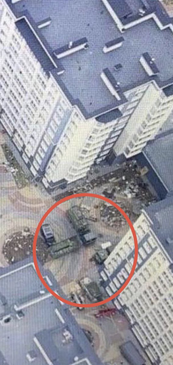 Hugo_StiglitzUA's tweet photo. Смотрите как хорошо расставили ваши мальчики боевую технику в ЖК Континент! Ну прямо тетрис какой-то, эталон эстетики! 👏🏻

А какие позиции в ЖК оборудовали, а! Образцово-показательные, прямо как учили! 

Так и вышло, что благодаря ВСУ россияне просто не до всех нас добрались. Теперь россияне могут ненавидеть меня, я ведь выжил 🤷‍♂️10/11