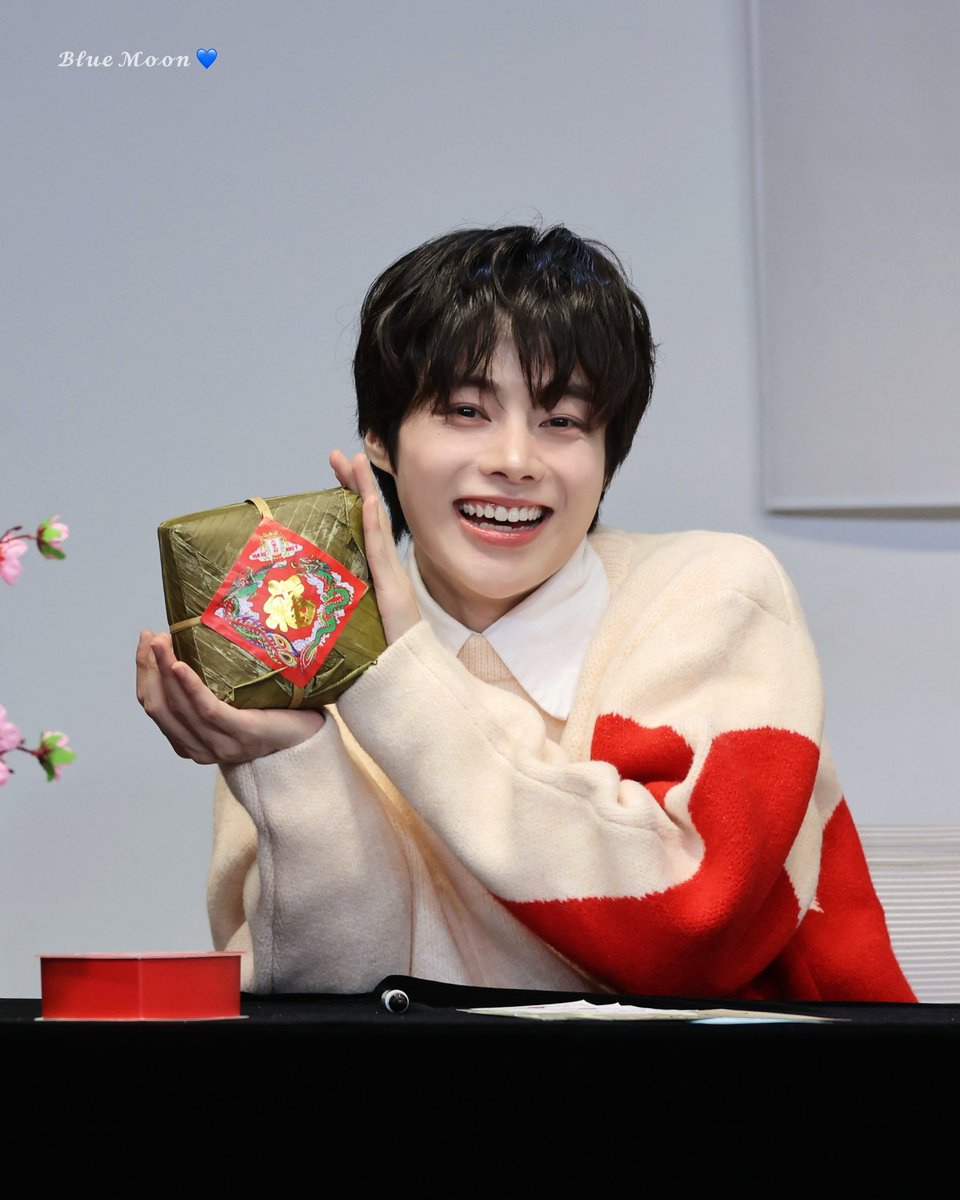 Hubimoon_19's tweet photo. 260214 애플뮤직

Lì xì màu đỏ, bánh chưng màu xanh 🧧
Lẽ nào anh không biết, iE thầm thích anh

#한빈 #HANBIN #한빈아_hanbin_Ơi
#HANBIN_TEMPEST
#템페스트 #TEMPEST #TPST https://t.co/o4Hccz9lDz