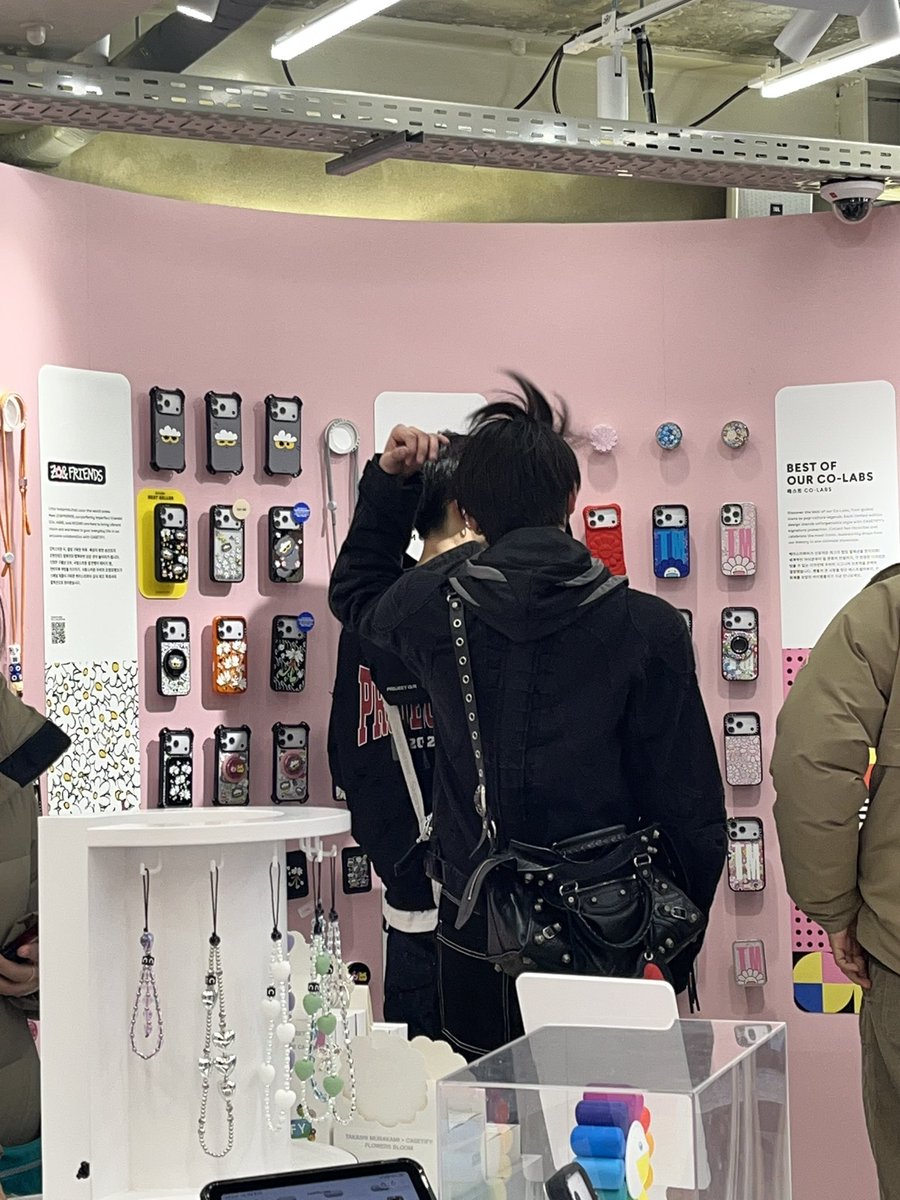 chelib13634's tweet photo. 성수에서 쉬에수런이랑 조우안신 자만추함..
진심 둘 다 너무 착함 케이스티파이에서 줄 스고 있었는데 바로 앞에 쉬에수런이랑 조우안신 있어서 말 걸었더니 부담스러울텐데도 말도 잘 받아줌..진심 넘 착함..새해복많이받으라고 인사도 해주심..ㅠㅠ싸인이랑 사진은 회사규정상 안된다고함ㅠㅠ https://t.co/9NFrhs9fI1