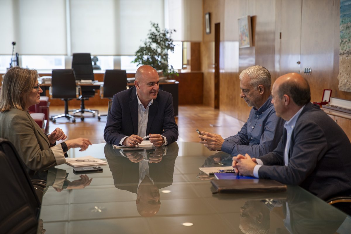 🤝 El president del Consell ha rebut avui al gerent de l'Àrea de Salut d'Eivissa i Formentera, Eduardo Escudero, per conèixer els avanços implementats a la sanitat insular i els projectes i objectius marcats per garantir un servei pròxim i de qualitat als usuaris.