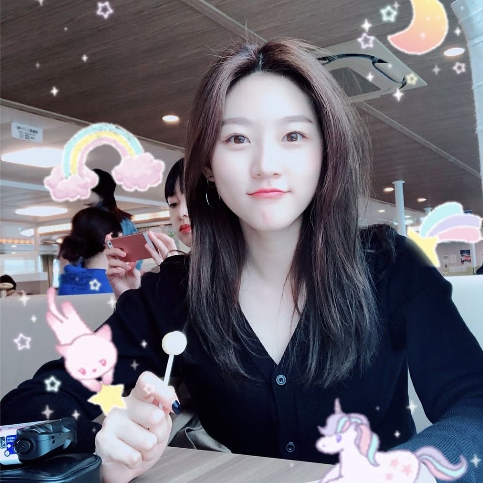 คิดถึงยัยหนูแซรน จำได้เลยว่าครั้งแรกที่ตกหลุมรักแซรนก็มาจากรูปsetนี้ อยู่บนฟ้าสบายดีมั้ย ไม่ว่าจะเห็นรูปกี่ครั้งก็คิดถึงเสมอ ปีนึงมันผ่านไปไวมากจริงๆ เหมือนพึ่งผ่านมาเมื่อวานเลย
 #Remember_KimSaeron #배우김새론을기억하며