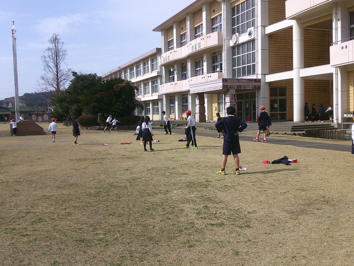 今日はポカポカな陽気。昼休み校庭を観察していると･･･２年生と５年生がドッジボールをしていたり，担任の先生とサッカーをしていたり，３年生がクラス関係なく一緒に鬼ごっこをしていたり。学年の枠を超えて一緒に遊んでいる姿に心がホッコリしました。
