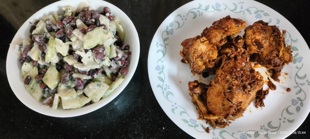 sree_n_r's tweet photo. Low carb meal 😋🤤

Small kidney beans (Kashmiri Razma) salad
Pepper chicken

#Sree_cooks #Lunch https://t.co/cqKoFplQOH