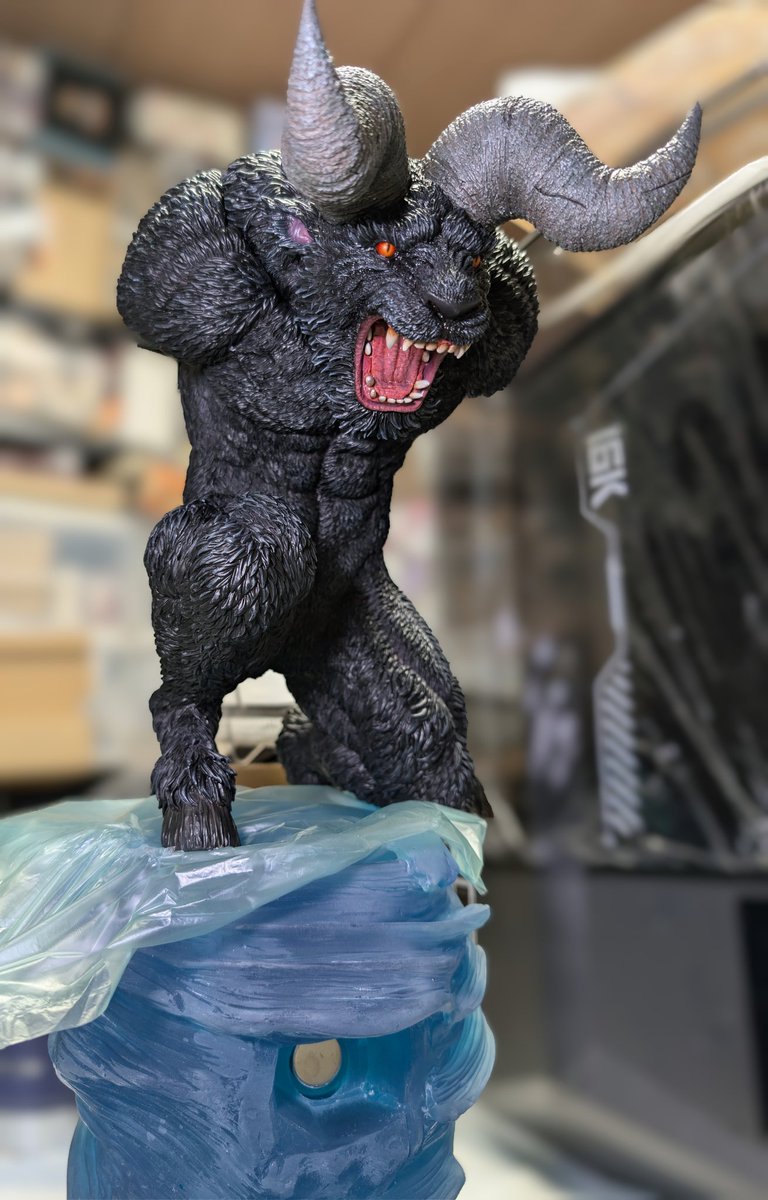 SynQLabさん原型 ゾッド大型キット。 机の上だと照明があまり当たら