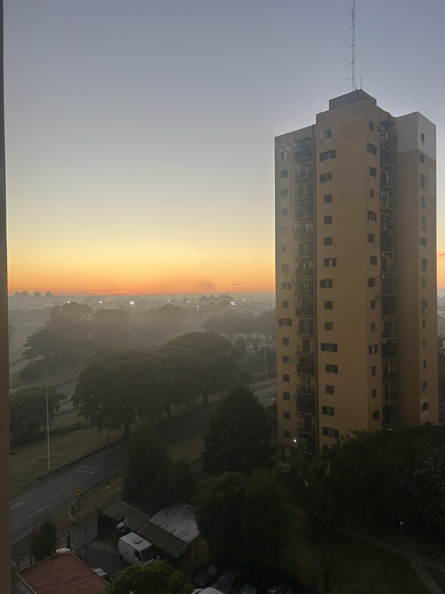 Lo único bueno del insomnio es q podes sacar fotos de un buen amanecer 🌅 , con niebla (? 🌫️ 
Buen domingo para todos ! Ahh no pará q es lunes 🤪