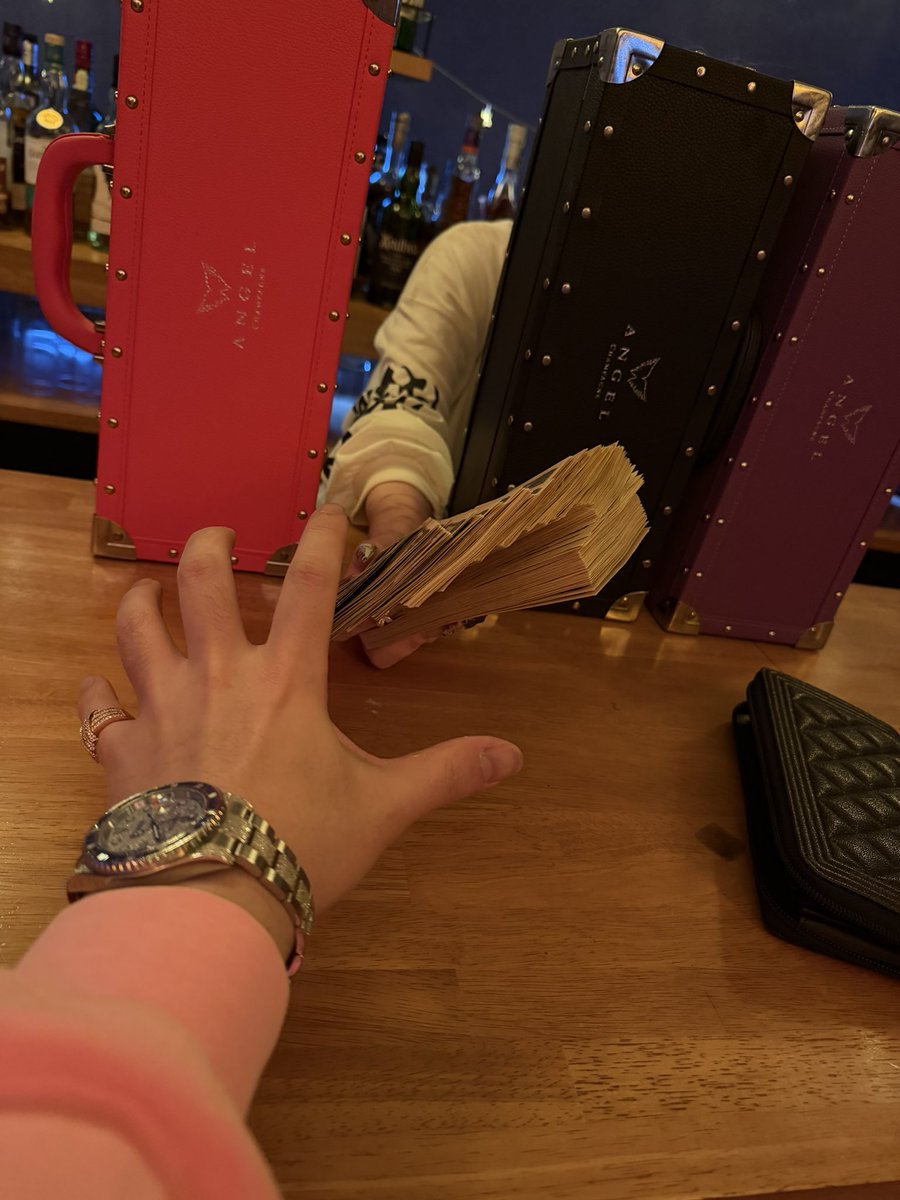 Kupota_'s tweet photo. コンカフェ嬢に400万円持っていかれました…。

｢好き｣｢大好き｣｢結婚しよう｣と言われて、結婚を約束に何本もエンジェル出したら後日飛ばれました…。
色恋営業って違法になりましたよね？

お店にクレーム入れたら返ってきますかね…。 https://t.co/c4m4JlSdp5