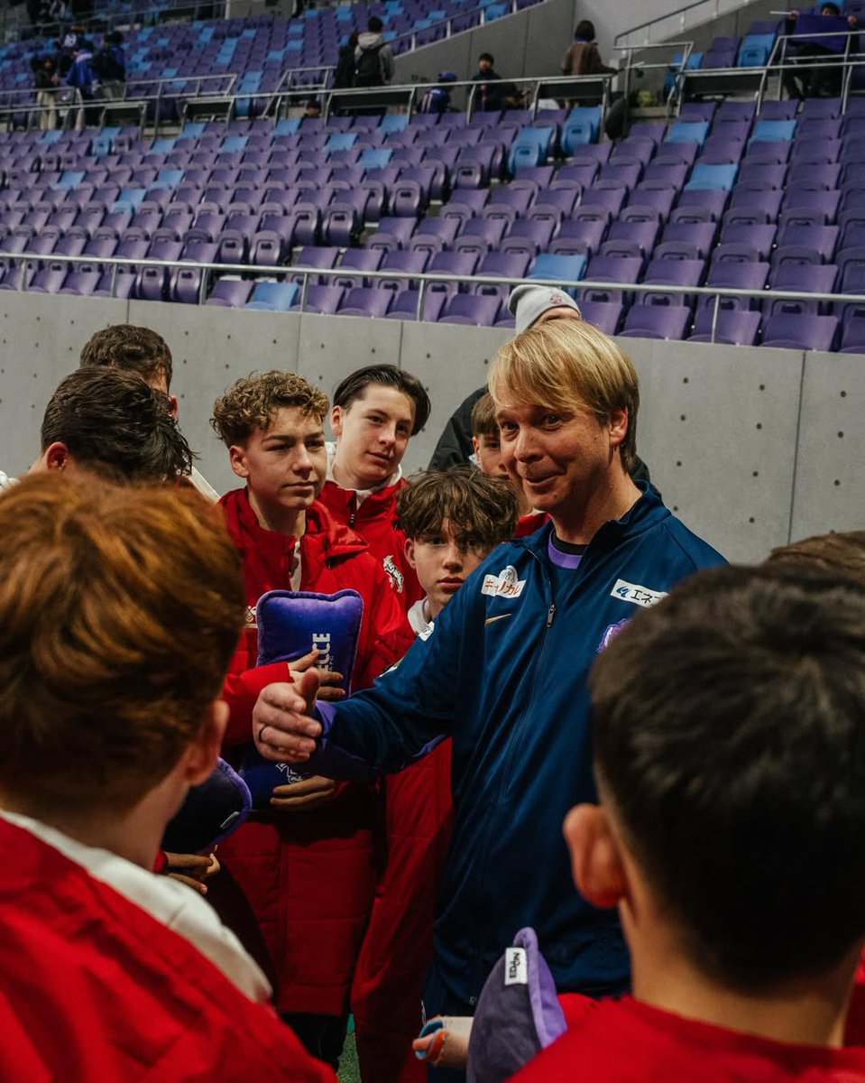 fckoeln_jp's tweet photo. ⚽️先日の試合観戦後にサンフレッチェ広島のバルトシュ・ガウル監督とアーネ・ヤンセンコーチがU15ケルンの選手たちに会いに来てくれました!🇩🇪
サンフレッチェ広島の皆さん、素晴らしい1日をありがとうございました!👏🏻🟣
#effzeh #younggoats #ケルン @sanfrecce_SFC https://t.co/SvDasglONX