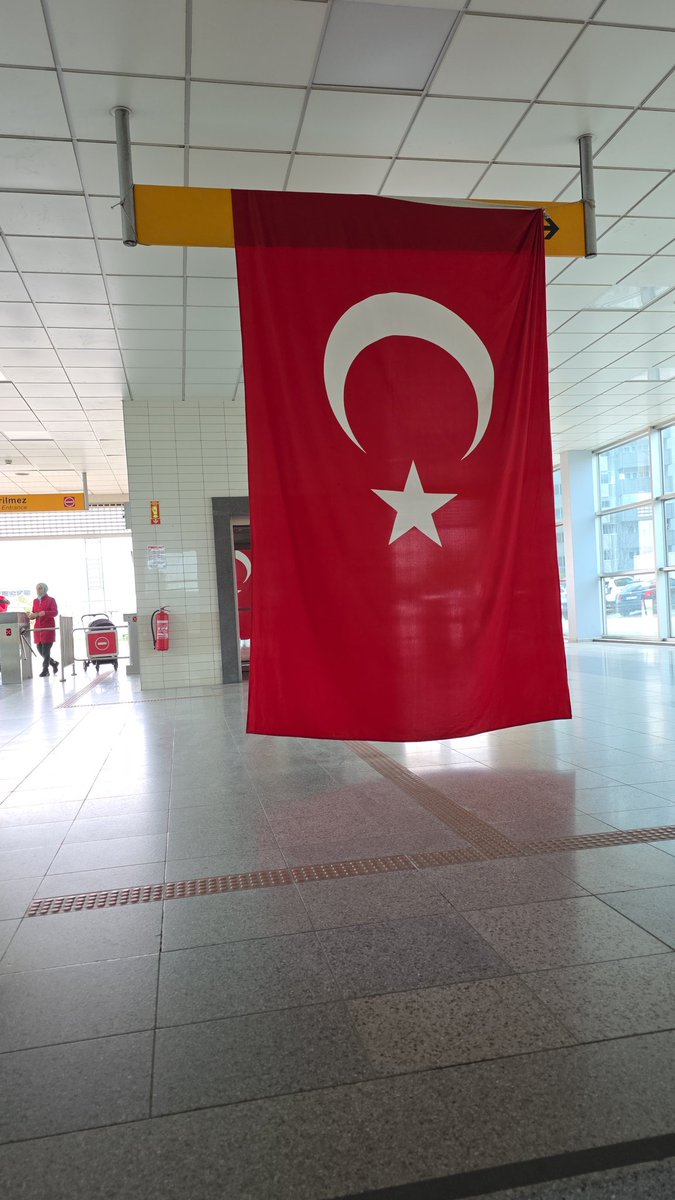 Burası Bursa; sadece milli bayramlarda değil, her zaman bayrak asılır. Ne mutlu Türk’üm diyene.