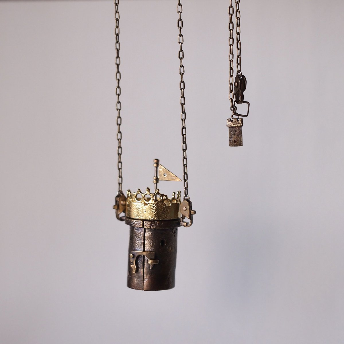 DaQuise_'s tweet image. 王冠を取り払って開けると
待ち続ける消えない灯

新作【王冠、灯りながら】

城に、ひと匙のシュガー
Picaresque Gallery
2/25(水)-3/8(日)
　
#DaQuise_2026個展 
#城はひと匙のシュガー
#metalwork
#彫金
#金属作品