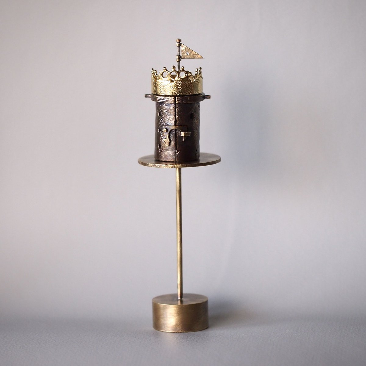 DaQuise_'s tweet image. 王冠を取り払って開けると
待ち続ける消えない灯

新作【王冠、灯りながら】

城に、ひと匙のシュガー
Picaresque Gallery
2/25(水)-3/8(日)
　
#DaQuise_2026個展 
#城はひと匙のシュガー
#metalwork
#彫金
#金属作品