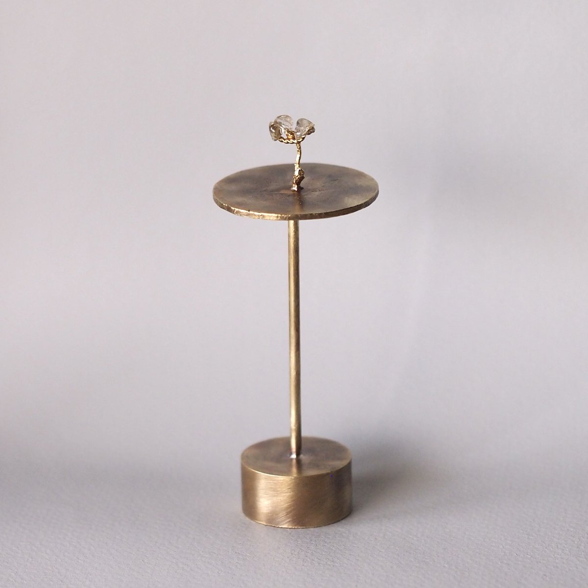 DaQuise_'s tweet image. 王冠を取り払って開けると
待ち続ける消えない灯

新作【王冠、灯りながら】

城に、ひと匙のシュガー
Picaresque Gallery
2/25(水)-3/8(日)
　
#DaQuise_2026個展 
#城はひと匙のシュガー
#metalwork
#彫金
#金属作品