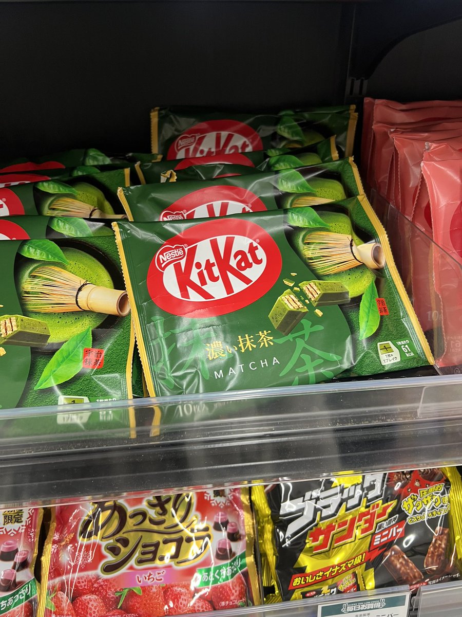 Samnvendr's tweet image. Hidup di Jepang itu kadang bikin gue mikir… kok bisa cokelat jadi lifestyle?
Di Indonesia, KitKat itu cuma: “Lagi diskon nggak?”
Di Jepang? KitKat itu agenda nasional.
Masuk konbini, niat beli air mineral. Keluar bawa KitKat rasa stroberi musim dingin edisi terbatas