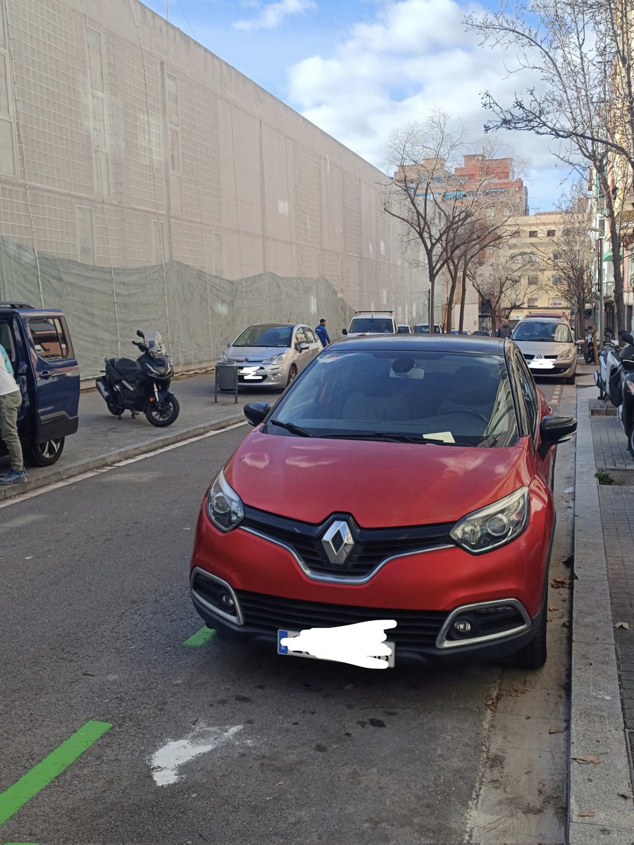 Al carrer Digoine et multen si no treus tiquet en zona verda, però si aparques en la vorera no passa res... <a href="/LHAjuntament/">Ajuntament de L'Hospitalet</a>  <a href="/PSCLH/">PSC L'Hospitalet /❤</a> <a href="/esquerraLH/">Esquerra Republicana de l'Hospitalet</a>  <a href="/LhVerd/">𝐋'𝐇𝐨𝐬𝐩𝐢𝐭𝐚𝐥𝐞𝐭 𝐕𝐞𝐫𝐝</a>