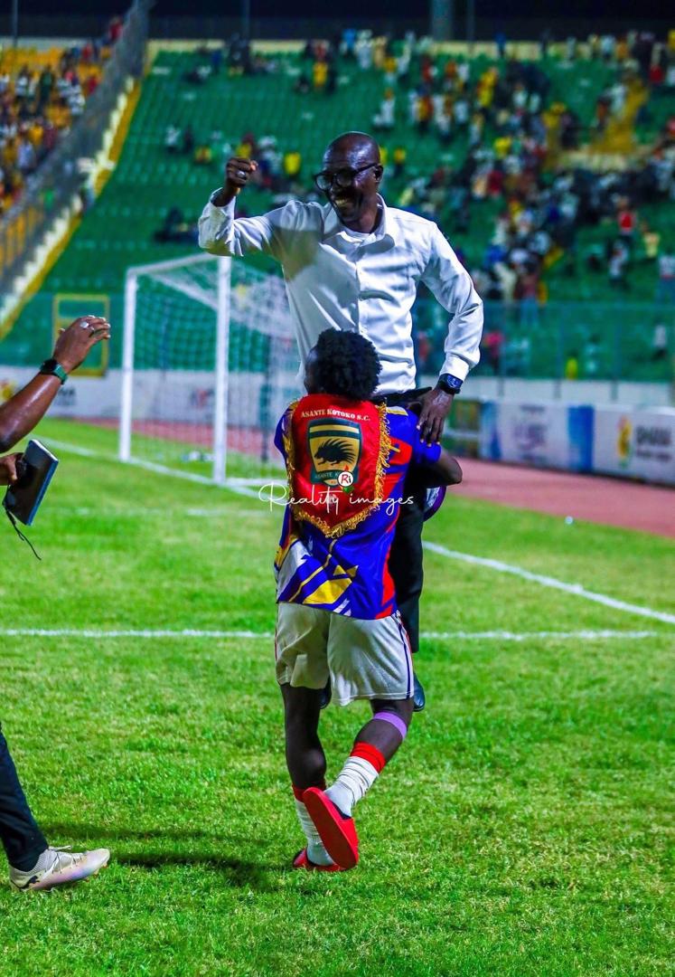Hussein Mohammed lifts coach Didi Dramani in celebration after Hearts ...