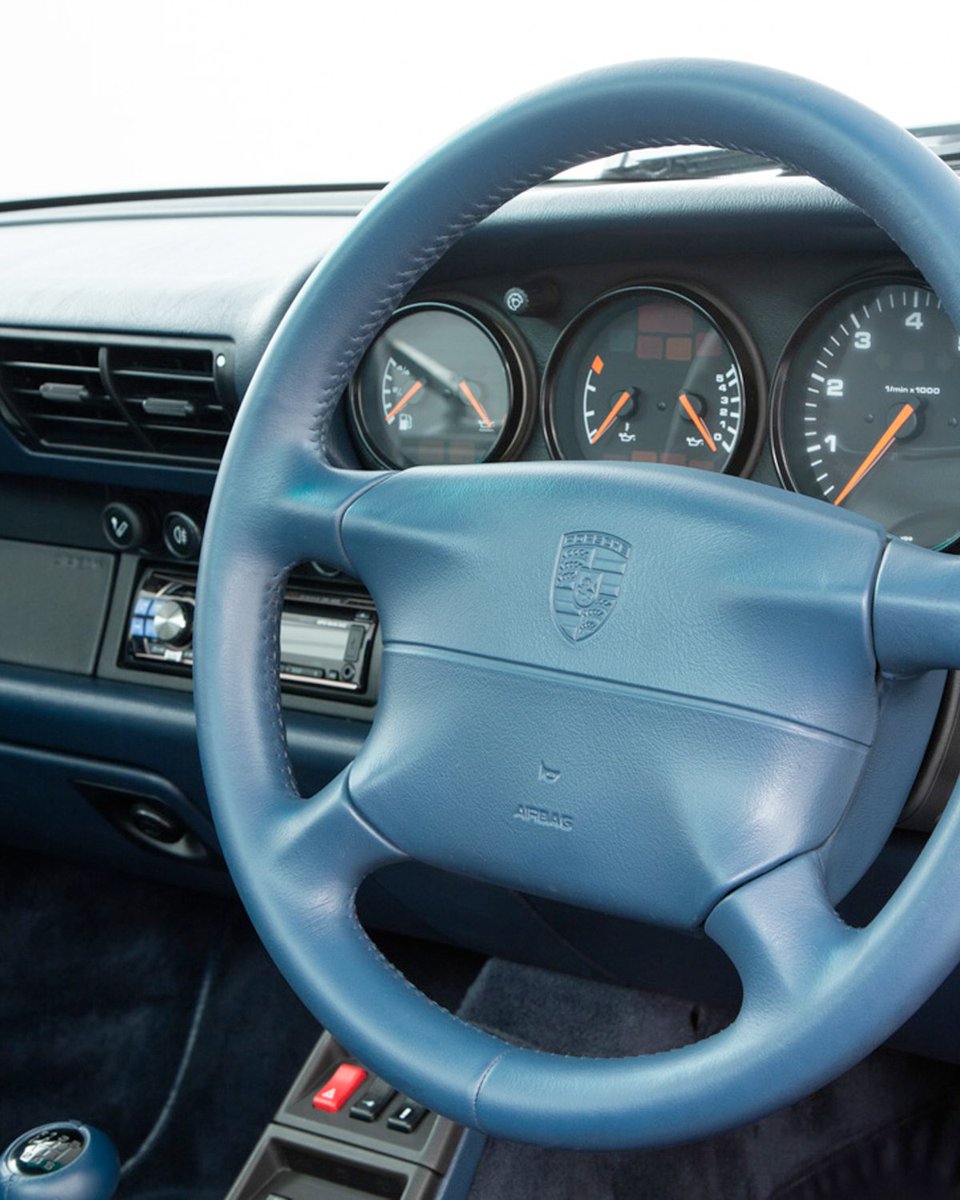 Specified with air conditioning and a CD / MP3 radio, the interior of this Porsche 993 Targa is more than comfortable to use on a daily basis fast-classics.com/cars/porsche-9…