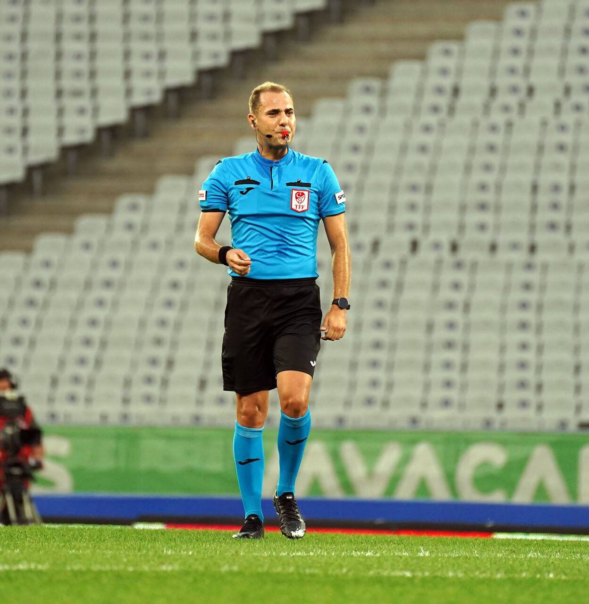 İşte yapı🔥🔥🔥

GS’nin bu sezon tek yenilgisini aldığı Kocaeli deplasmanında maçı yöneten hakem Çağdaş Altay, bu maçtan sonra geçen 10 hafta, yani yaklaşık 3 ay boyunca sadece üç maç alabildi.
Ayda bir maça denk geliyor.
İşte “yapı” arka planda böyle çalışıyor ve hakemleri