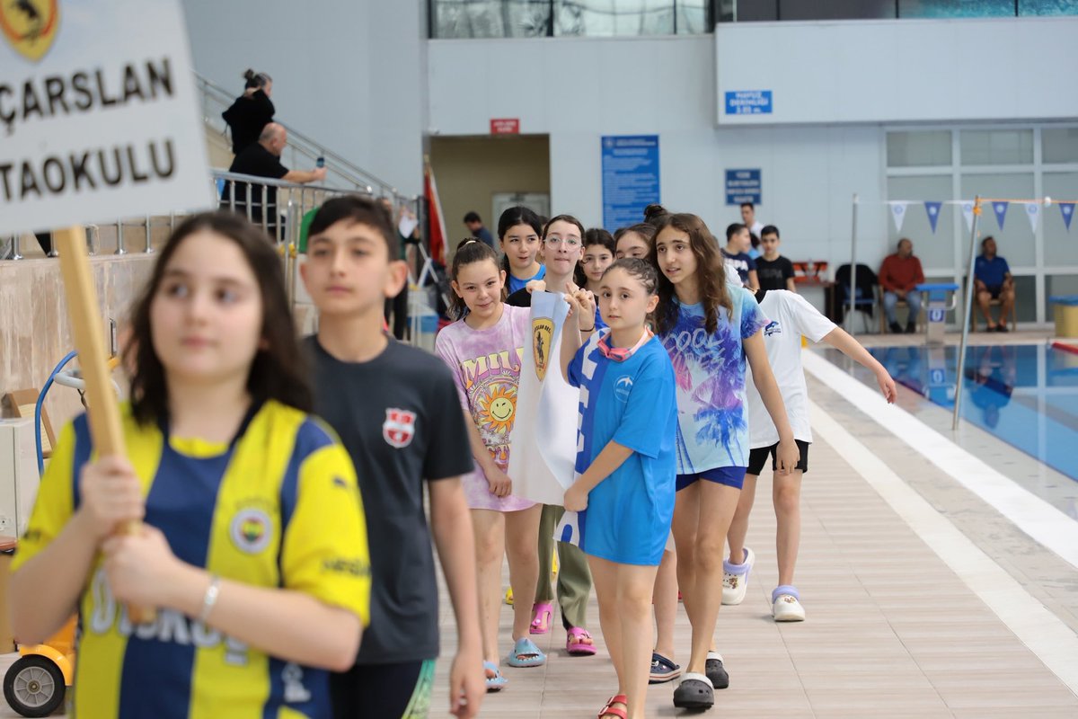 Okul sporları yıldızlar kız ve erkek kategorilerinde düzenlenen yüzme il birinciliği müsabakaları, olimpik yüzme havuzunda büyük bir heyecan ve coşku içerisinde gerçekleştirildi. 

Dereceye giren sporculara ödüllerini il müdürümüz Aslan Yıldız takdim ederek tebrik etti. 🥇