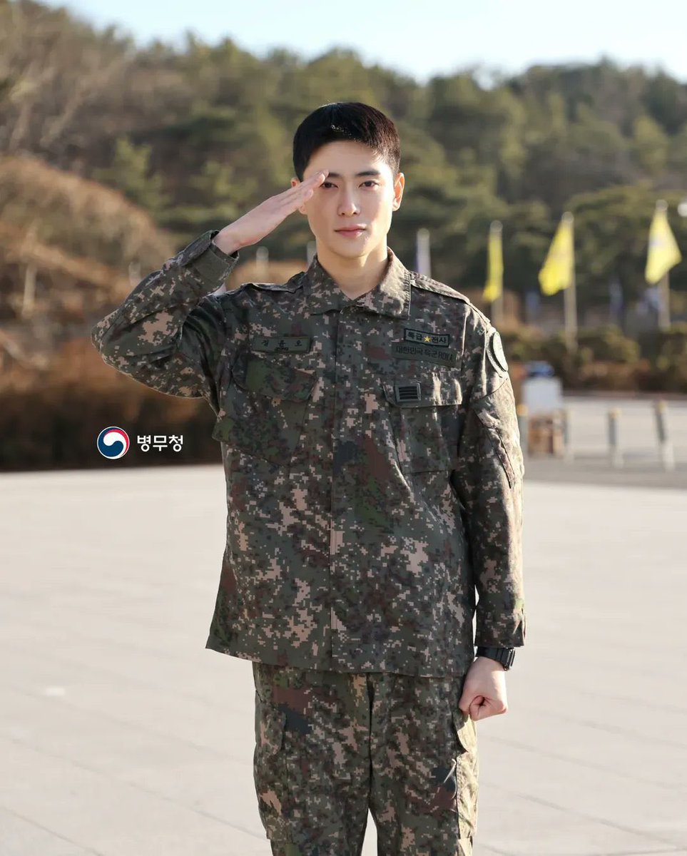 หล่อจีงๆนะ ㅜㅜ ต้องบรรยายยังไง 
ชั้รดูรุปฮียุอย่างนั้น จากกล้องทหาร ถ่ายในหน่วยก้ยังหล่อยุอย่างนั้น หล่อสะใจจิงๆว่ะ สมควรได้รางวัลอะไรสักอย่างอะ นึกออกป้ะ