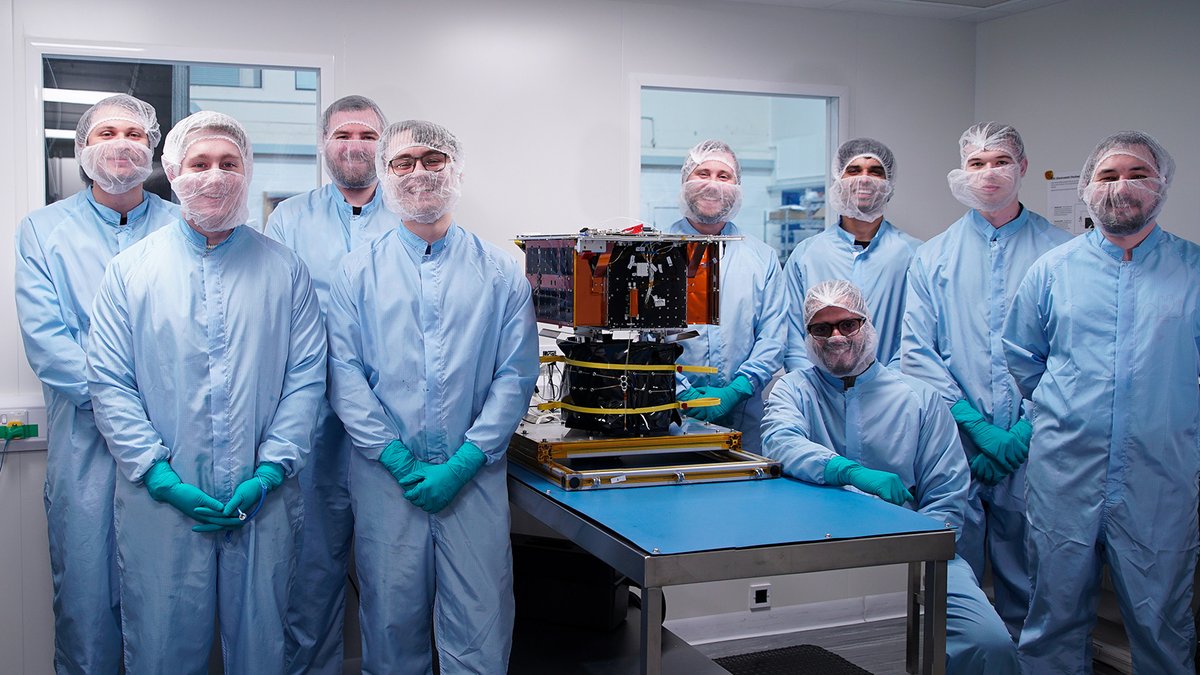 AlanDaitch's tweet image. Dos irlandeses borrachos en un pub en Gales se pusieron a hablar de fabricar diamantes en el espacio. Y lo hicieron. Esa conversación se convirtió en Space Forge, una empresa que ya lanzó un satélite con un horno adentro. 

Pero estos diamantes no son para anillos, sino para