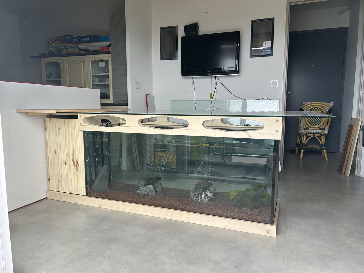 LafayeDavid's tweet photo. Meuble d’aquarium pour une table avec plateau en verre. https://t.co/p3Wb5xLyJC. #creation #artist #deco #bois https://t.co/nVxOgdDg3z