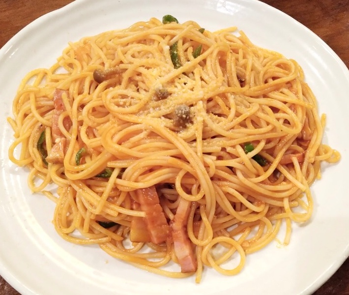 秋葉原の「フレスカ」を訪問。
レトロな趣のカフェレストランで、ランチパスタは、特盛り（900g）まで増量無料という太っ腹です。
しかも、サラダ、スープ、ドリンクまで付いてます。
写真は、ナポリタン（1060円）の特盛りです。
食べやすい美味しさで、900gでも余裕で完食できました。