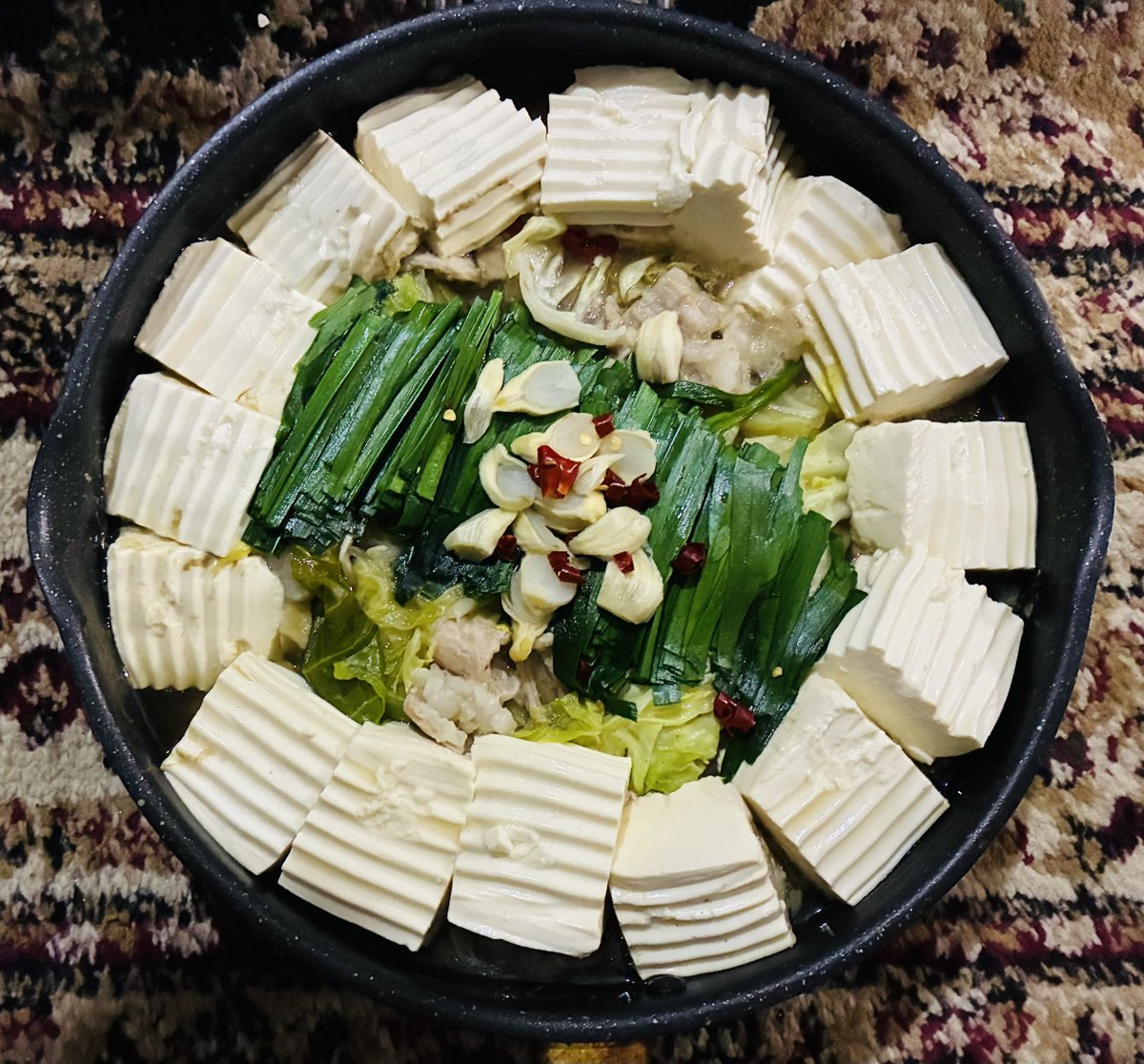 キャベツ半玉でもつ鍋に🫕
盛りつけセンスが欲しいです🥺
キャベツは甘くて汁吸って美味いです。