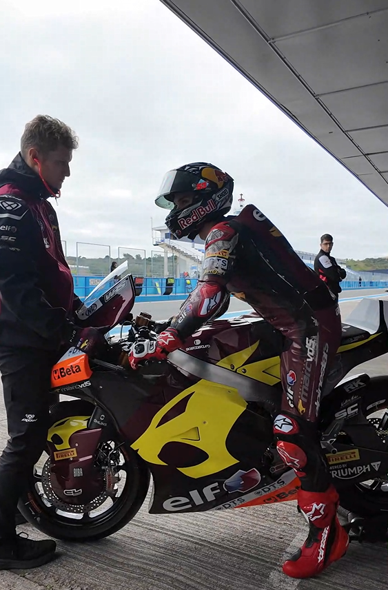 circuitodejerez's tweet photo. Tras unos primeros minutos de mucha calma después de dar inicio la sesión, los pilotos de #Moto2, que hoy disfrutan de su primer día de test oficial, están poco a poco saliendo a pista. ¡Recuerda! 👉Tribuna X-1 entrada libre. Horarios de 10.00 a 18.00 h. 🔥🏍 https://t.co/duZYfakEAC
