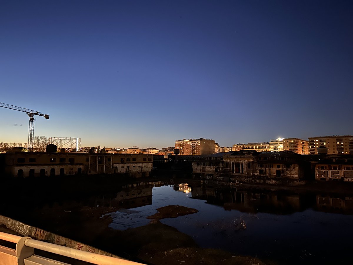 timelessflo's tweet image. Poesia urbana